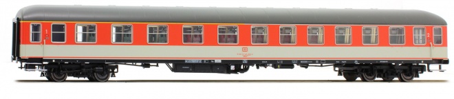 Passenger car 1st/2nd class in POP livery<br /><a href='images/pictures/LS_Models/46114.jpg' target='_blank'>Full size image</a>